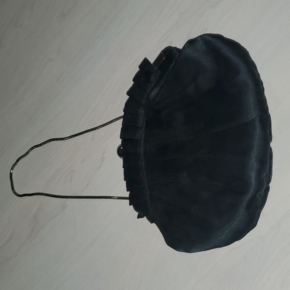 Black satin evening bag pleat clam closure silver clasp beaded floral adornment - Picture 5 of 6